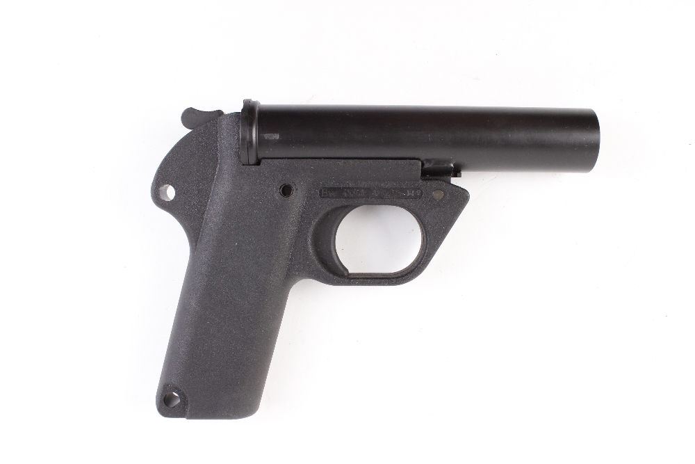 (S1) 26.5mm Heckler & Koch P2A1 flare pistol, no. 45380[Purchasers note: Section 1 licence required. - Image 2 of 2