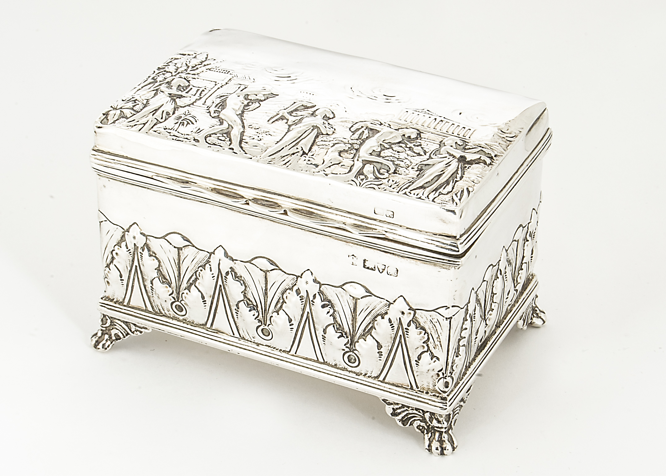 An early 20th Century silver cigarette box, possibly by Henry Nutting & Robert Hennell, with