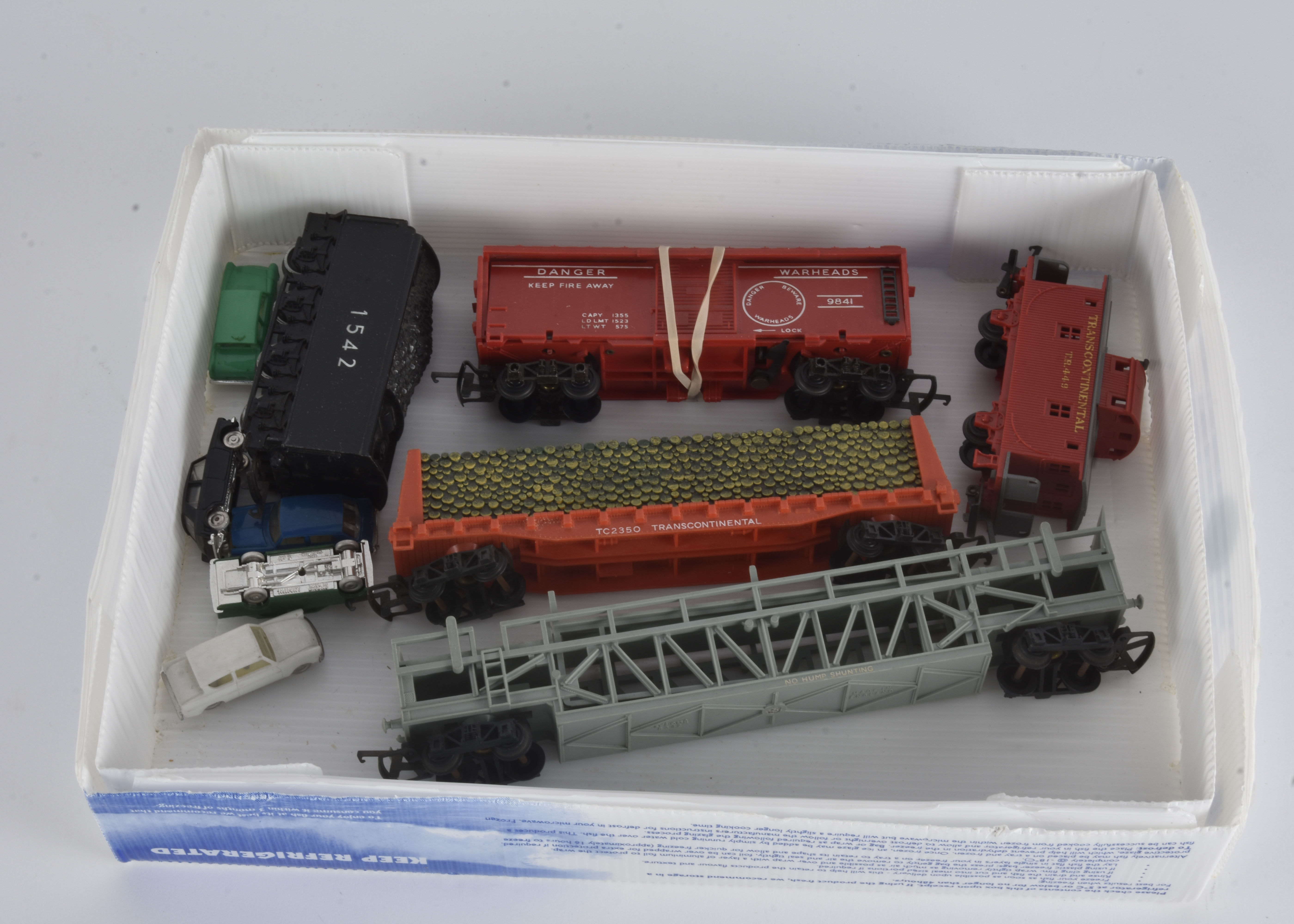 Tri-ang Hornby Rolling Stock Tri-ang Old Time Caboose with chimney, Car Transporter with four - Image 2 of 2