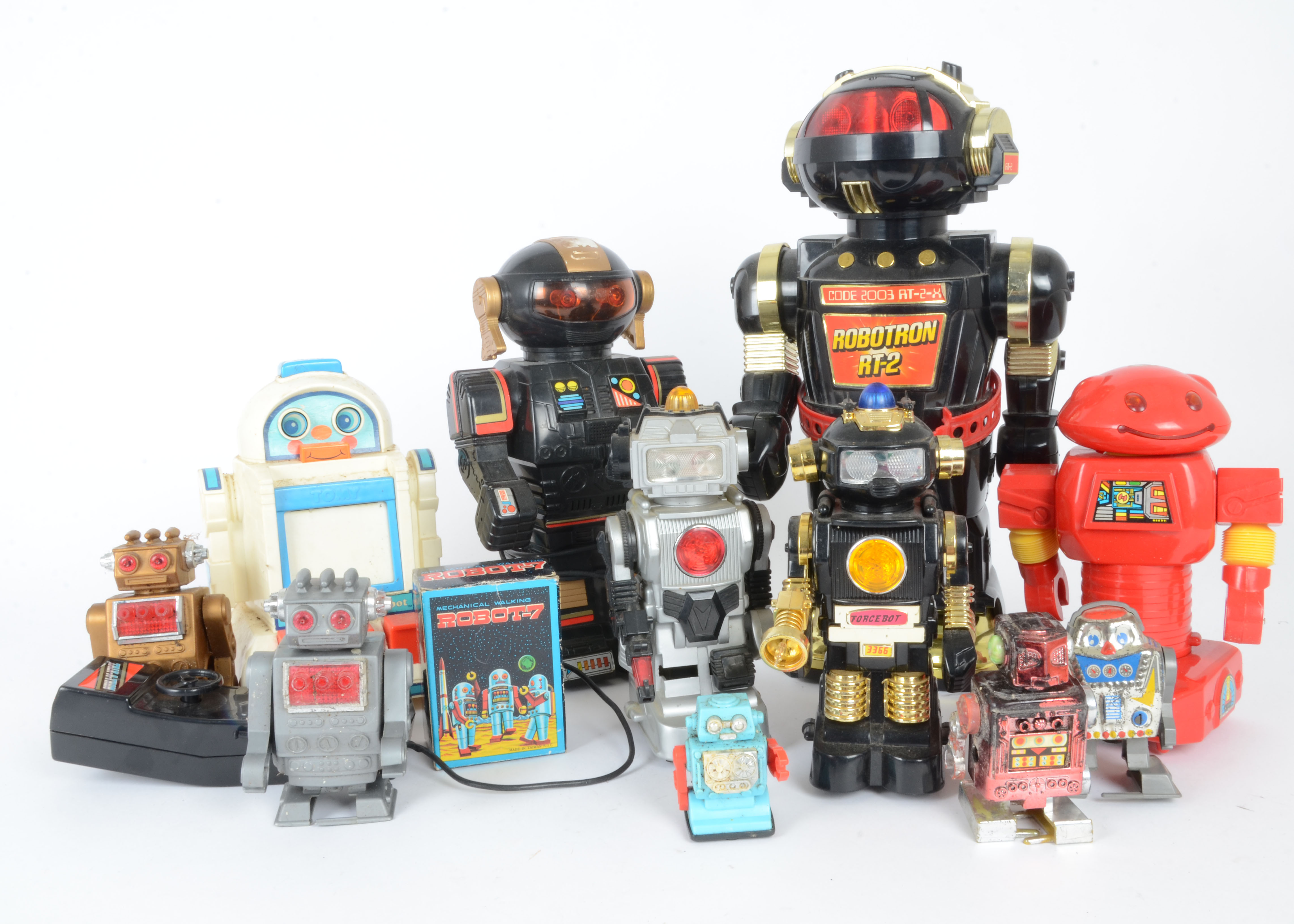 Collection of unboxed plastic Robots by various makers, including New Bright Robotron RT-2, Chines