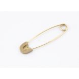 A 9ct gold safety pin brooch, 4.7g