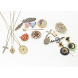 A collection of late 19th/early 20th Century jewellery, including a gilt metal pendant and chain,