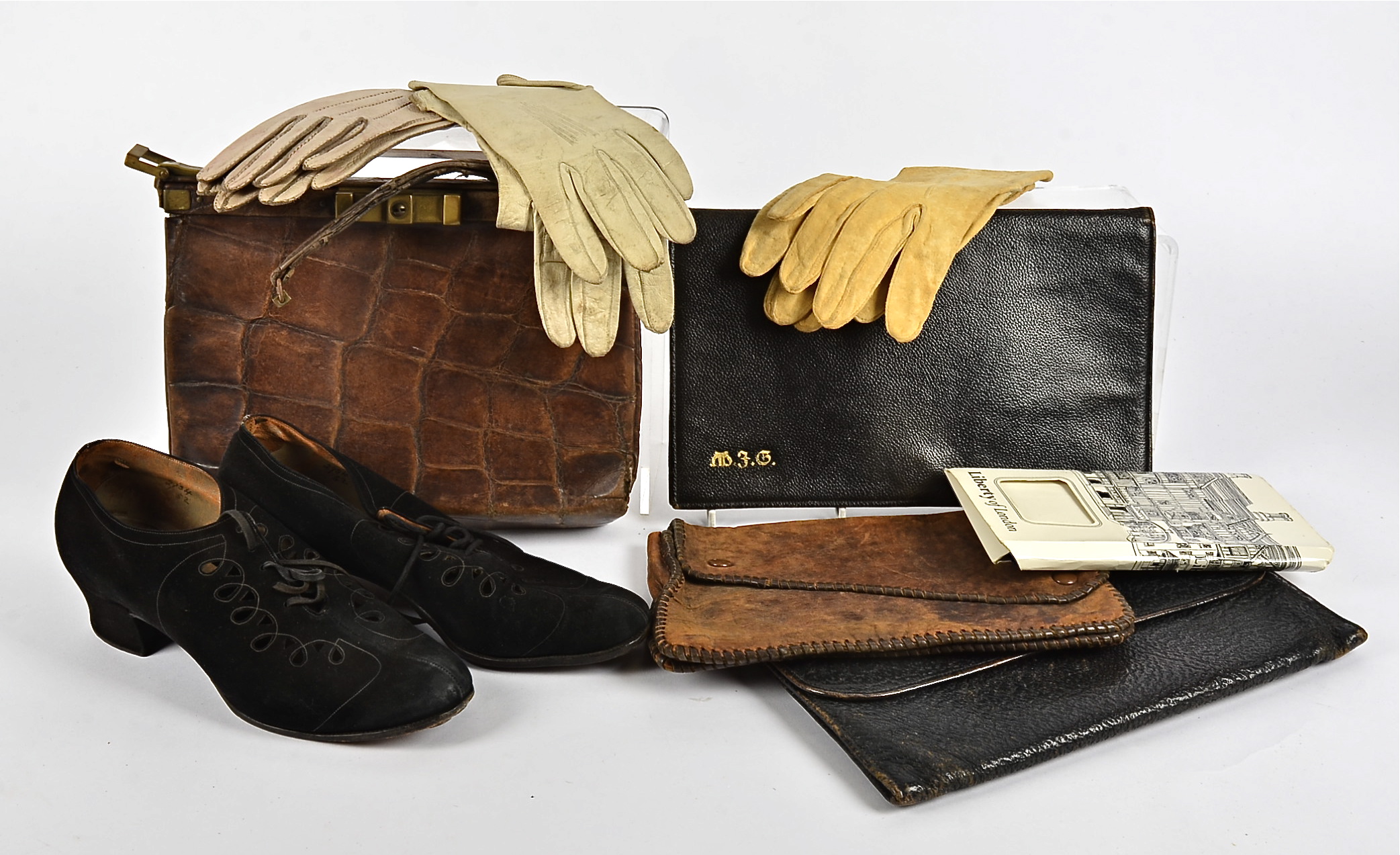 A selection of ladies vintage bags, including four leather clutches and an alligator skin handbag