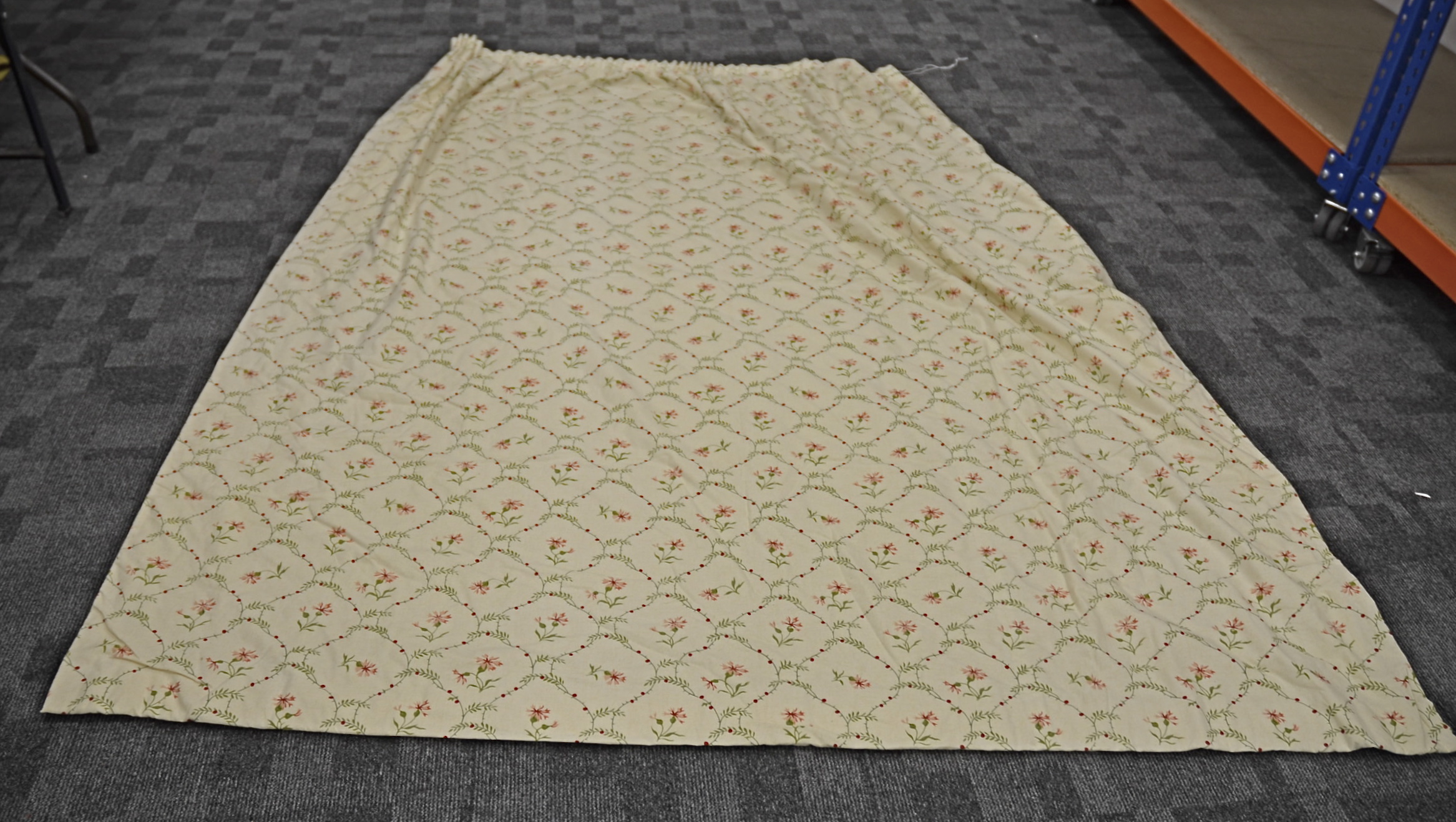 A pair of cream curtains, 203cm x 77cm, together with a set of four floral curtains, 215cm x - Image 3 of 4