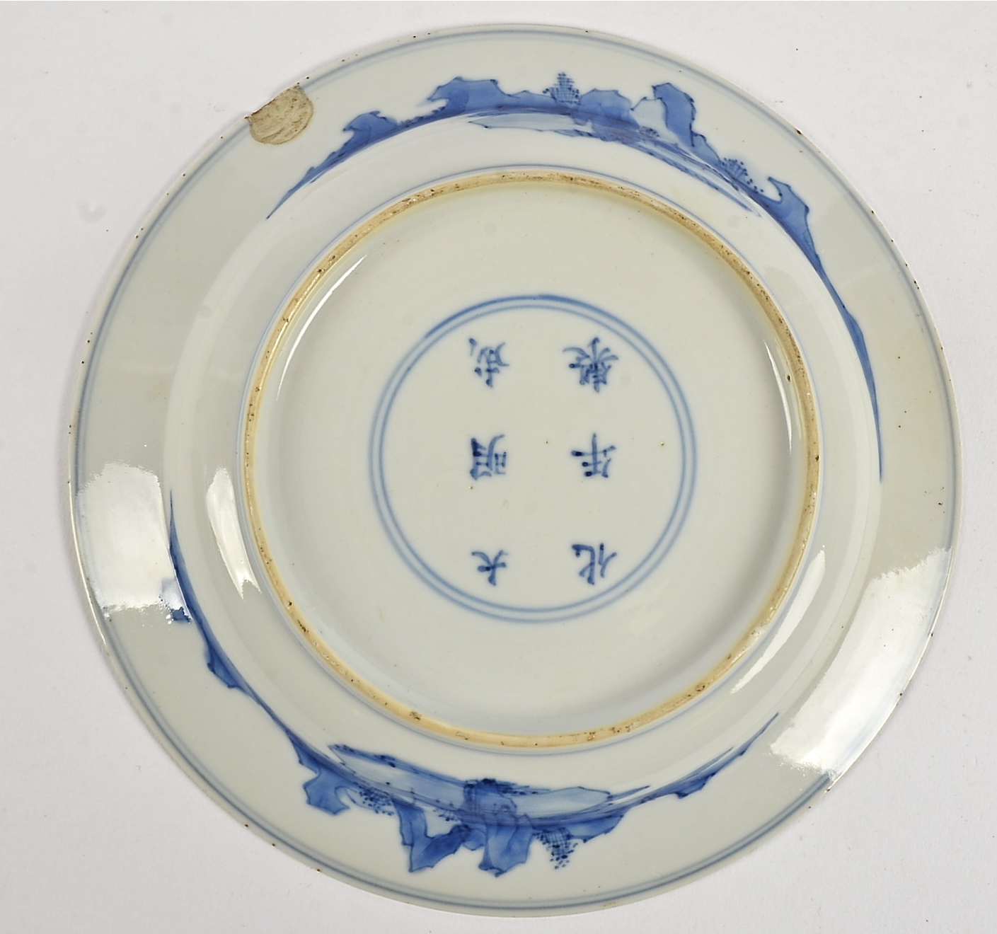 A Qing period Chinese blue and white dish, with central design of two Long Eliza figures in a - Image 2 of 5