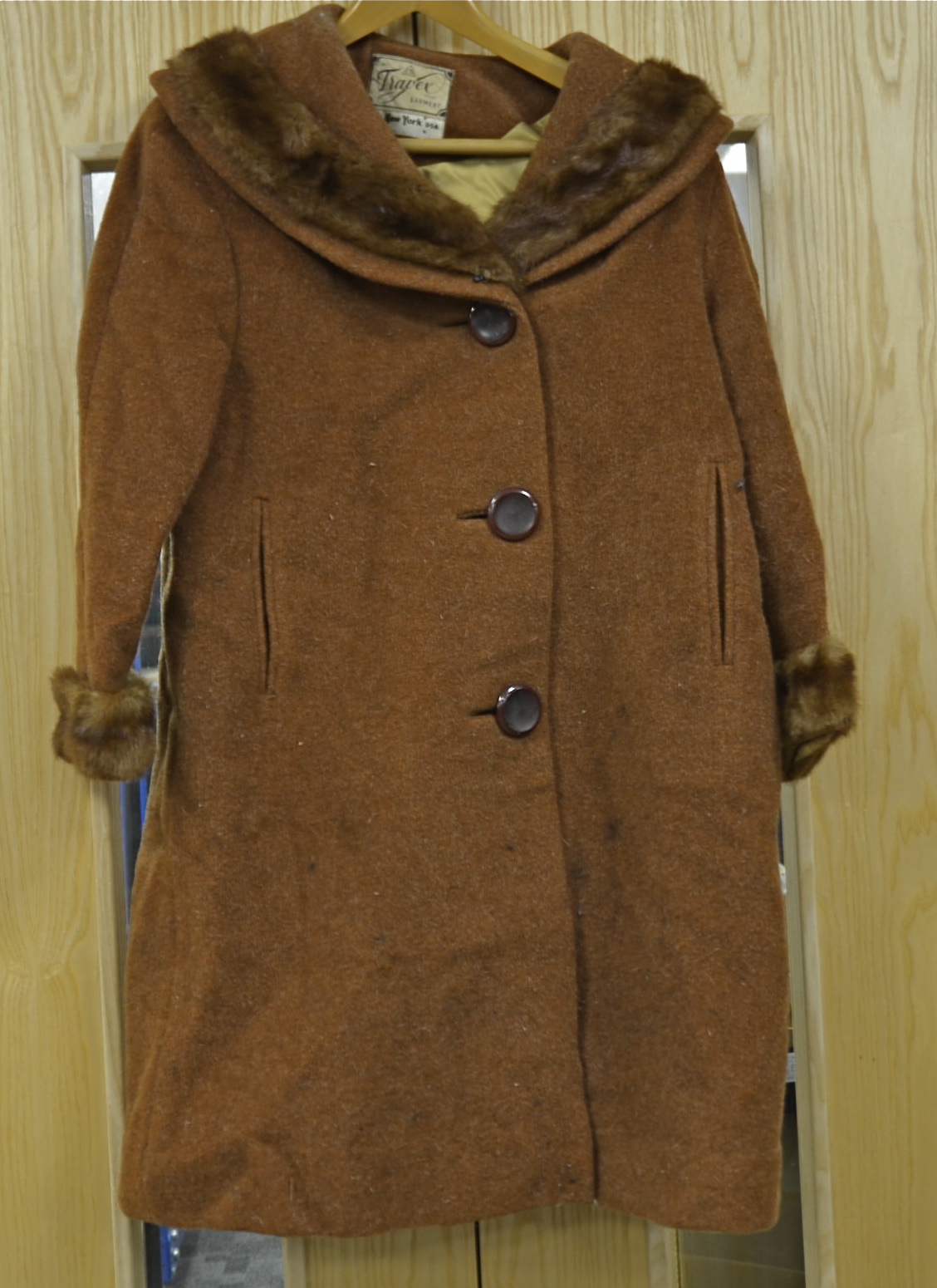 Six ladies vintage coats, two fur examples and the other four with fur collars, by Travex, Jaks - Image 2 of 5