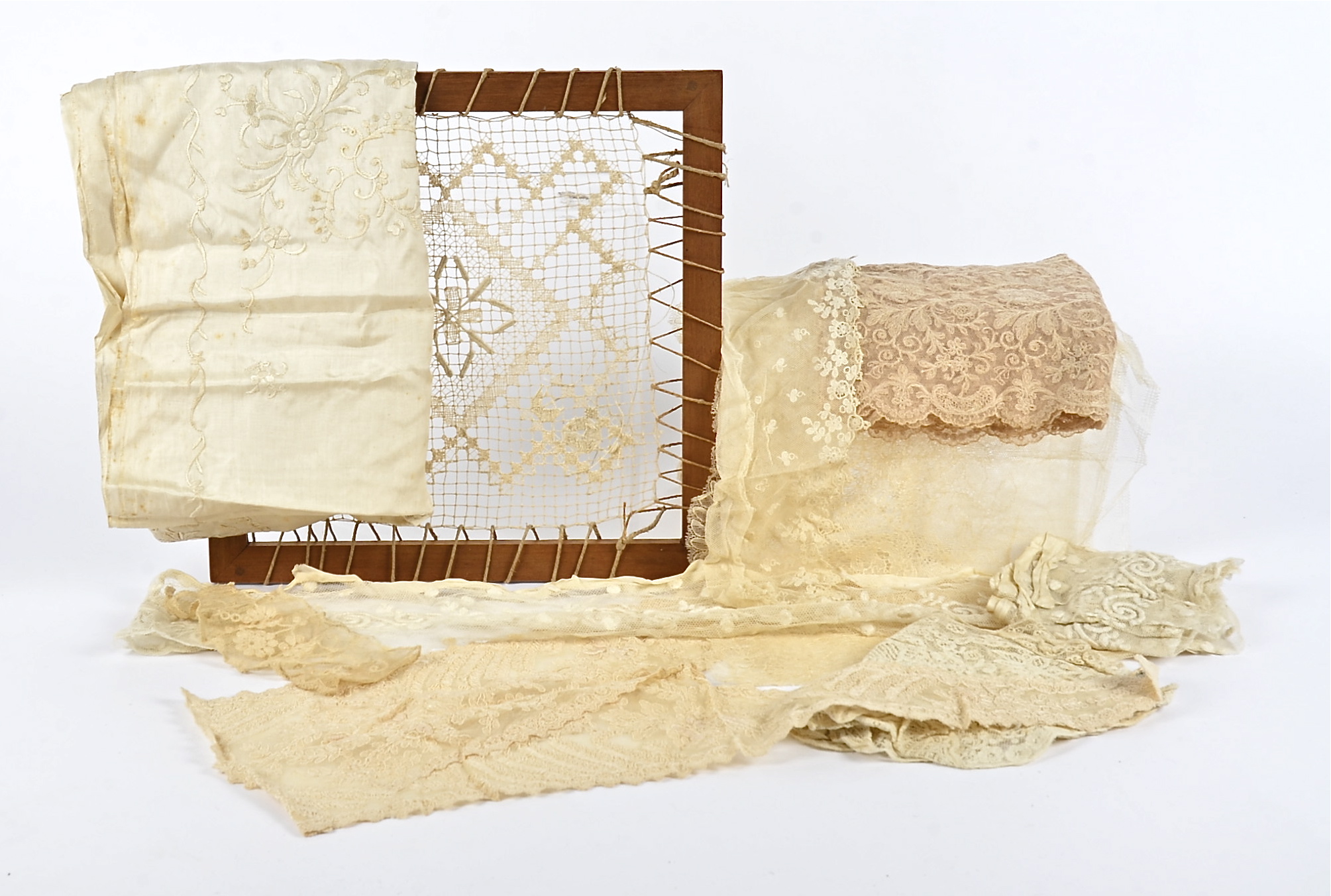 A collection of 19th & 20th Century crochet and lacework, including doilies, napkins, borders and