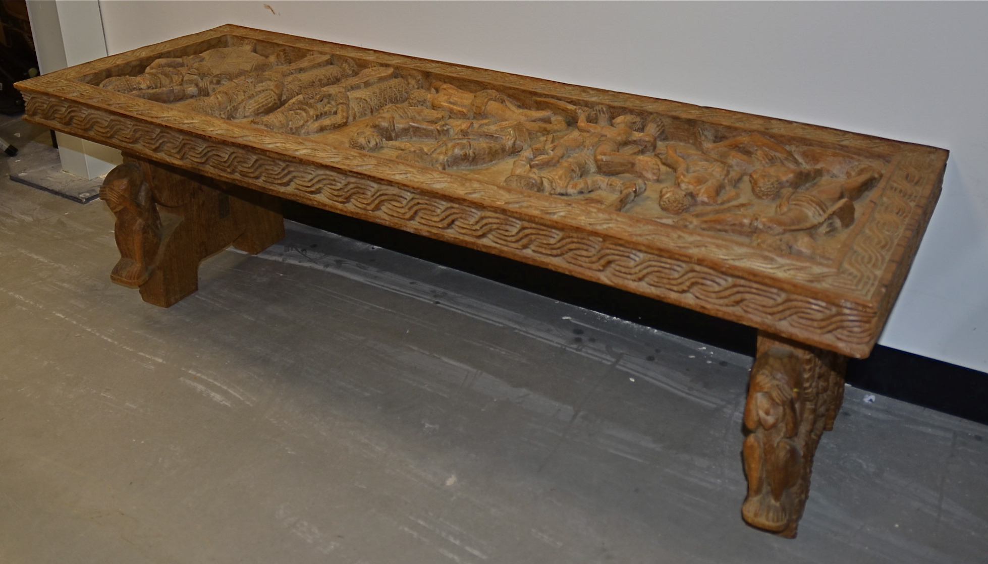 A Benin table and coffer lid, 155cm x 45cm x 52cm, with carved decoration (2) - Bild 4 aus 5