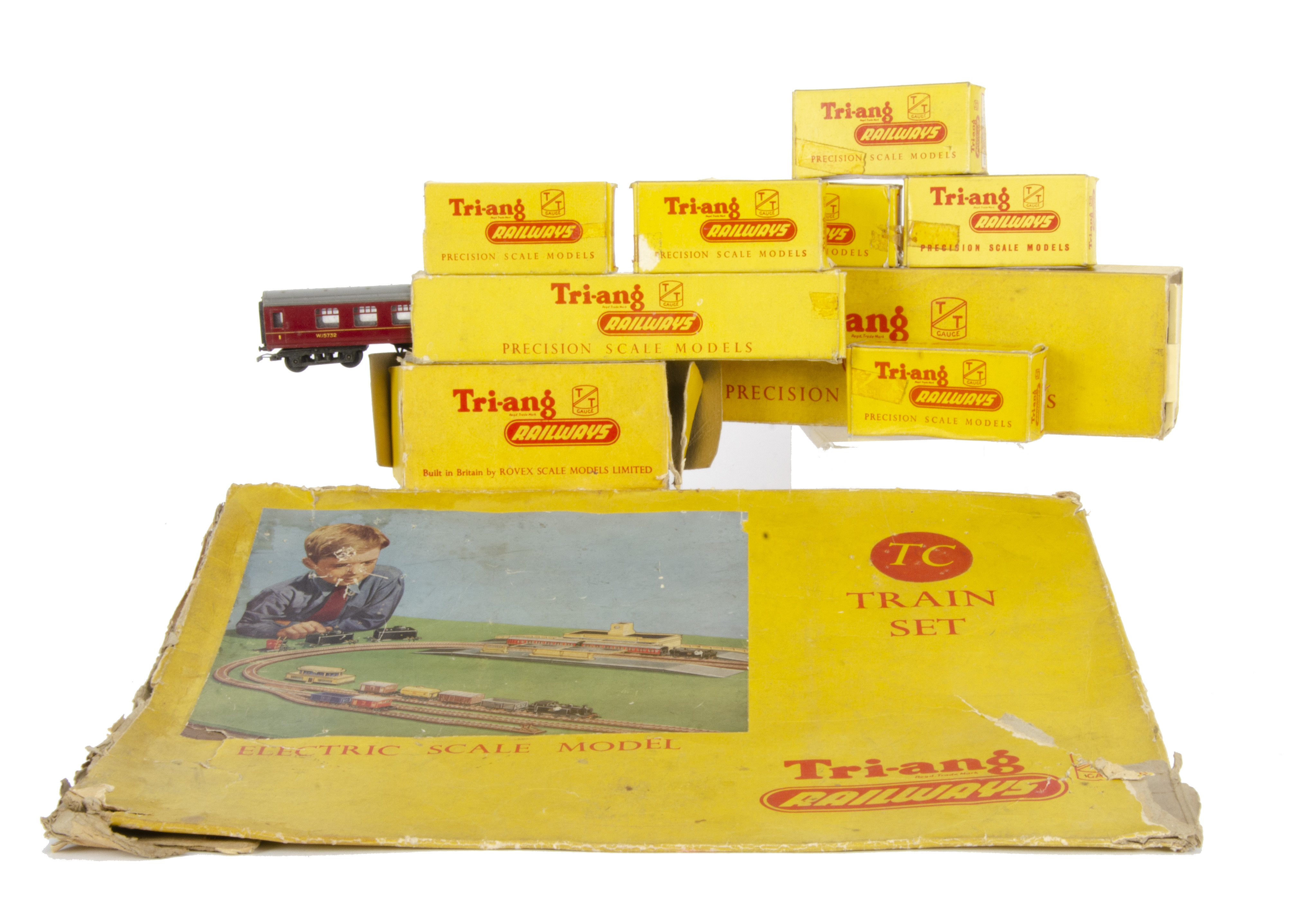 Tri-ang TT Gauge Castle Set and Accessories, TC set comprising 'Windsor Castle', two maroon coaches,