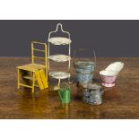 Painted tinplate dolls’ house items, a metamorphic grained kitchen chair/steps —3¾in. (9.5cm.)