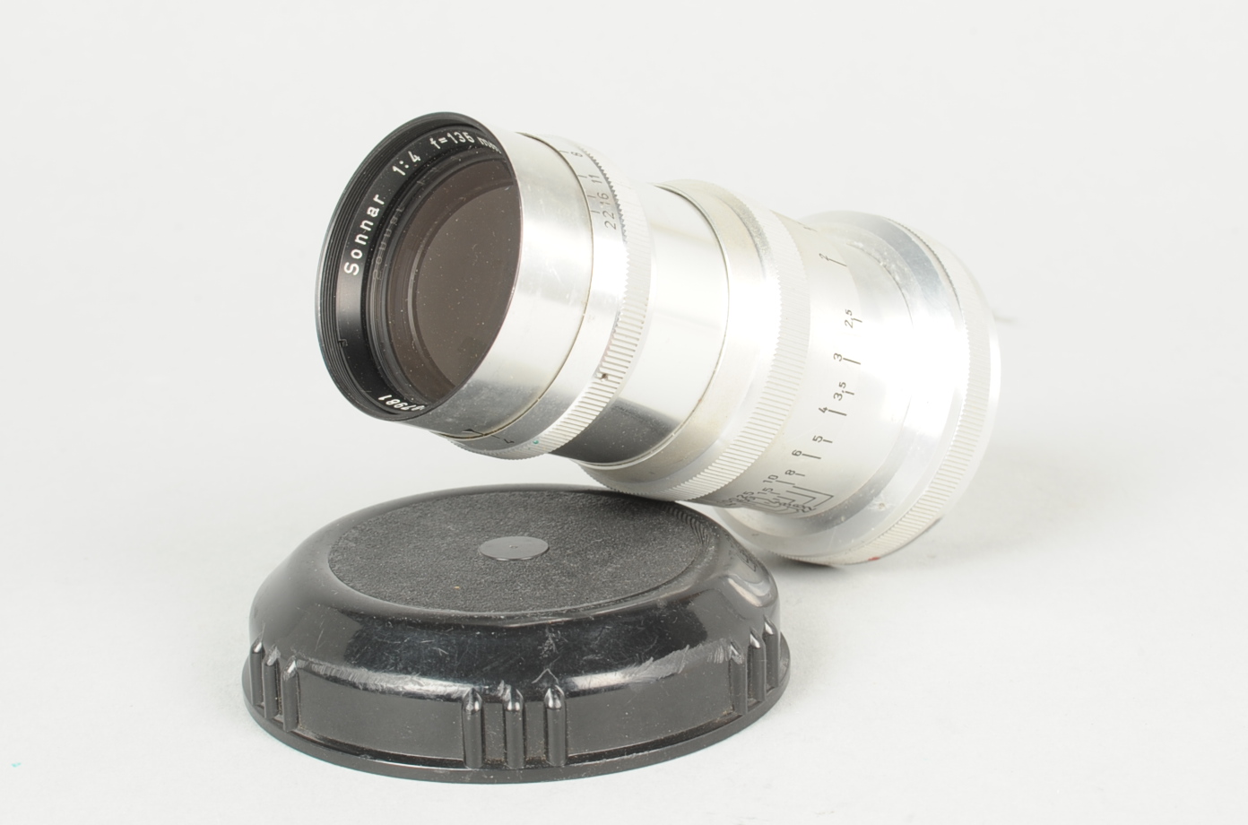 A Carl Zeiss Sonnar 135mm f/4 Lens, for Contax, serial no. 2 287 981, G, with maker's bubble case