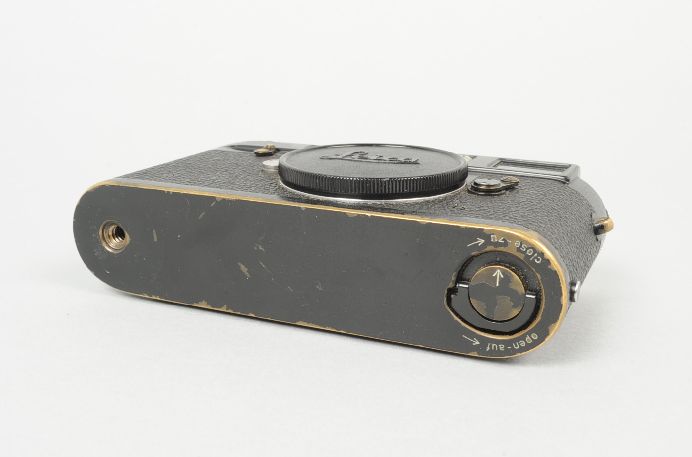 A Black Leitz Wetzlar Leica M2 Body, serial no. 949 075, rare black example from 1958 (serial no. - Image 3 of 5