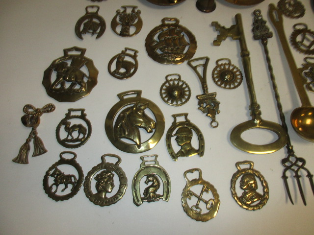 A novelty brass key, length 34cm, together with a quantity of other collectable brasswares including - Image 2 of 5