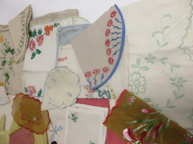 A collection of 1940s & 1950s textiles, including a velvet pyjama case, hand embroidered - Image 3 of 6