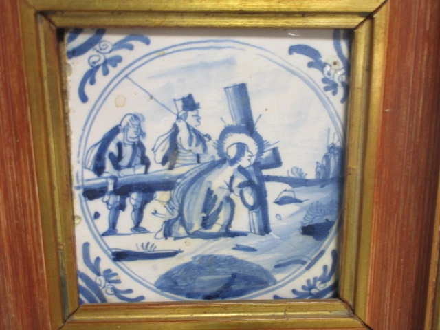 A Dutch Delft blue and white tile depicting Jesus carrying the cross, framed, together with a - Image 7 of 7