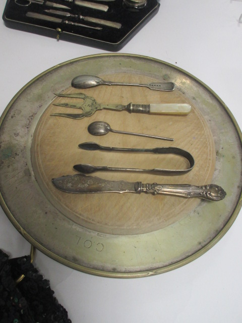 An Elkington hallmarked silver manicure set, together with three cases of silver plated flatware, an - Image 4 of 7