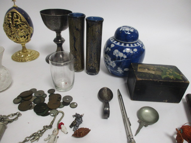 A mixed lot of collectables to include Crested China with Nurse Cavell the radio and military - Image 4 of 7