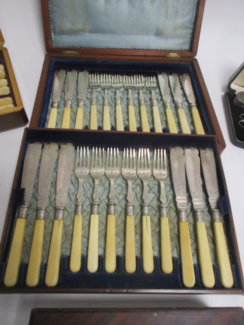 An Elkington hallmarked silver manicure set, together with three cases of silver plated flatware, an - Image 3 of 7