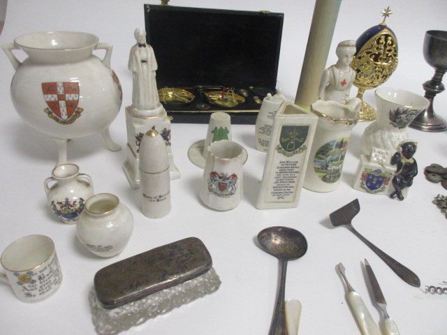 A mixed lot of collectables to include Crested China with Nurse Cavell the radio and military - Image 3 of 7