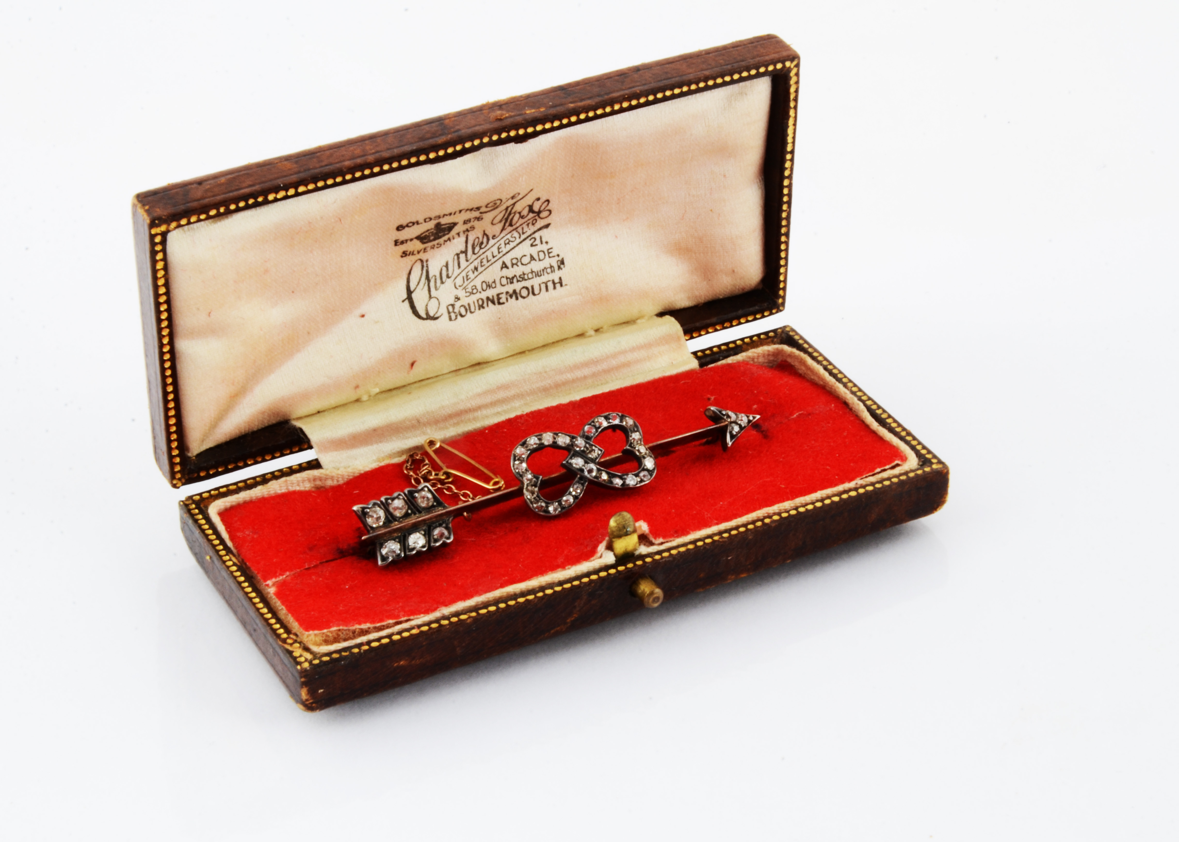 An Edwardian diamond set gold sweetheart brooch, of arrow form, the shaft with entwined hearts - Image 2 of 6
