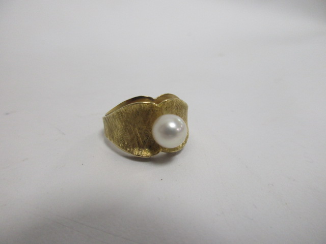 A Continental yellow metal and cultured pearl dress ring, the textured yellow metal mount of ovoid - Image 2 of 3