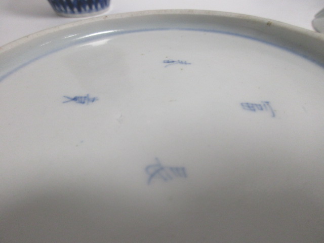 A small collection of Imari ware, to include a pair of dishes with central flying bird design, - Image 6 of 6