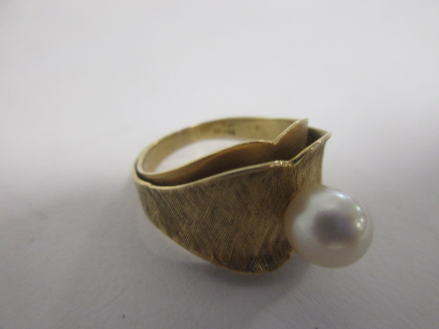 A Continental yellow metal and cultured pearl dress ring, the textured yellow metal mount of ovoid - Image 3 of 3