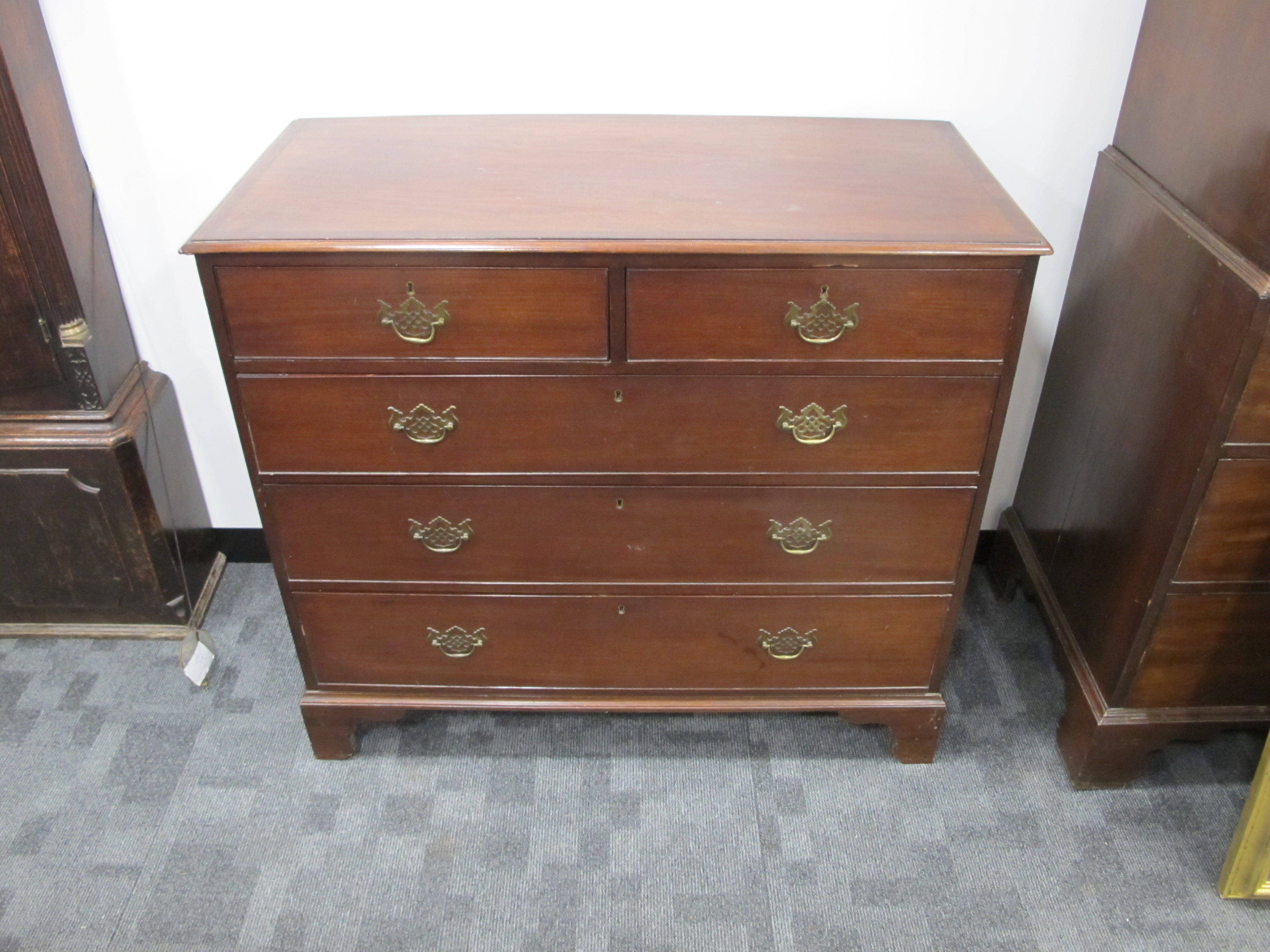 A Georgian mahogany chest of two short and three long graduate drawers, cross banded top, raised - Image 3 of 4