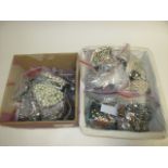 A quantity of assorted costume jewellery, to include bracelets, necklaces and beads (100+)