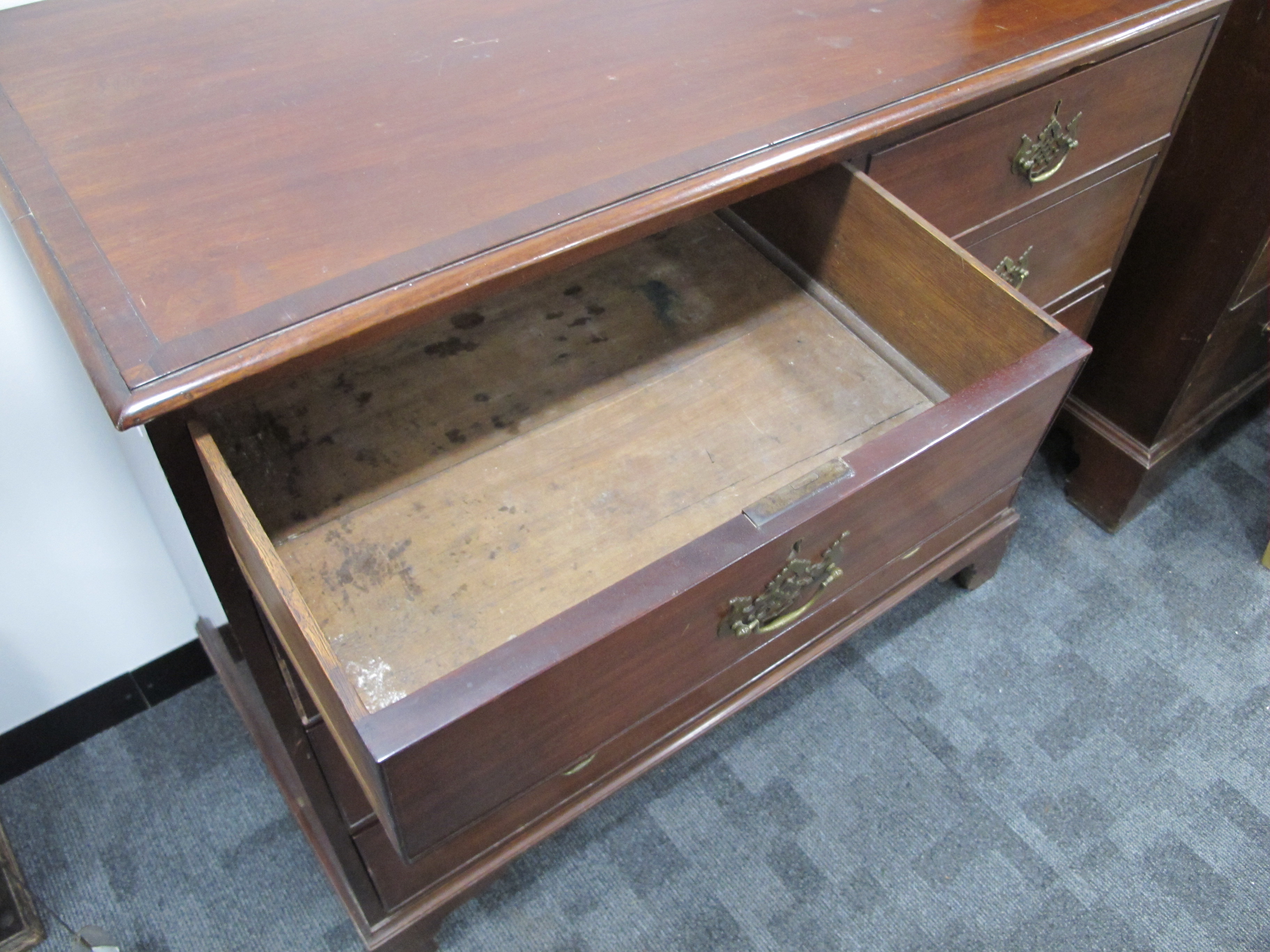 A Georgian mahogany chest of two short and three long graduate drawers, cross banded top, raised - Image 4 of 4