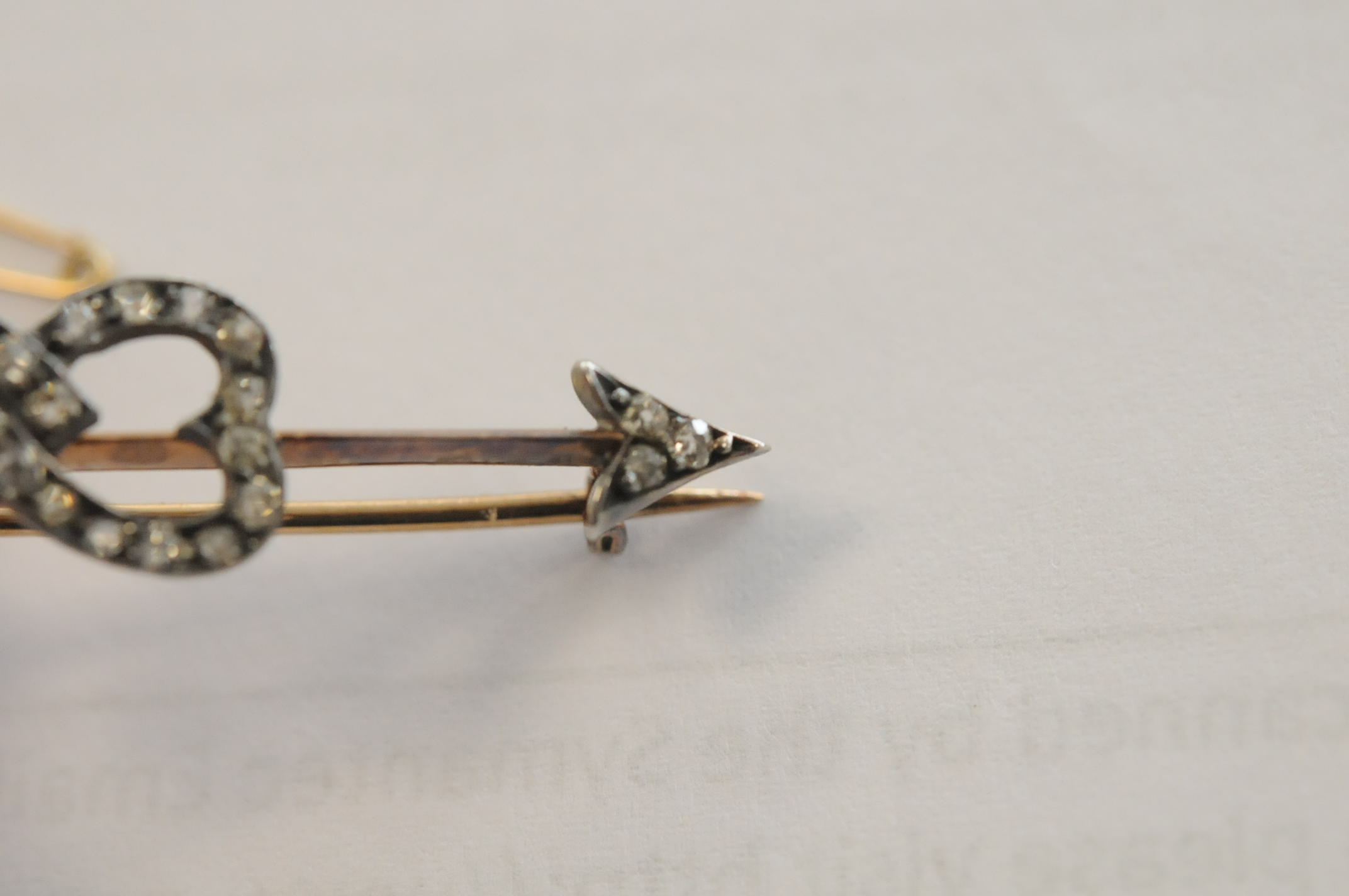 An Edwardian diamond set gold sweetheart brooch, of arrow form, the shaft with entwined hearts - Image 5 of 6