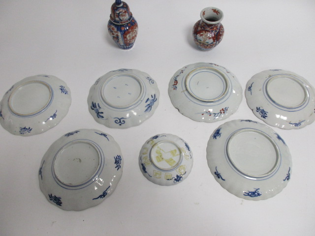 A small collection of Imari ware, to include a pair of dishes with central flying bird design, - Image 3 of 6