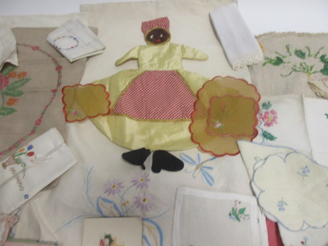 A collection of 1940s & 1950s textiles, including a velvet pyjama case, hand embroidered - Image 4 of 6