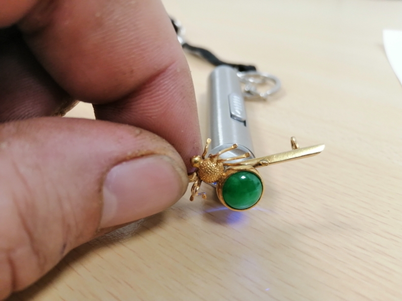 A Chinese 18ct gold and jade spider bar brooch, the central gold spider with jade cabochon - Image 2 of 4