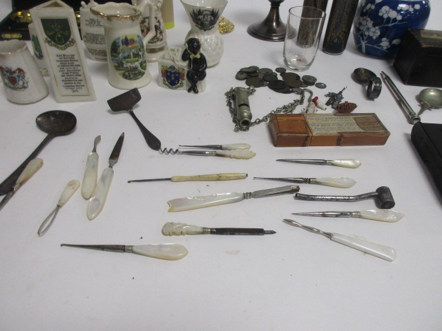 A mixed lot of collectables to include Crested China with Nurse Cavell the radio and military - Image 2 of 7