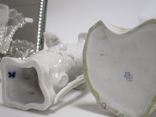A small group of Continental glass and ceramics, including a pair of parrots, a blanc de chine - Image 6 of 7