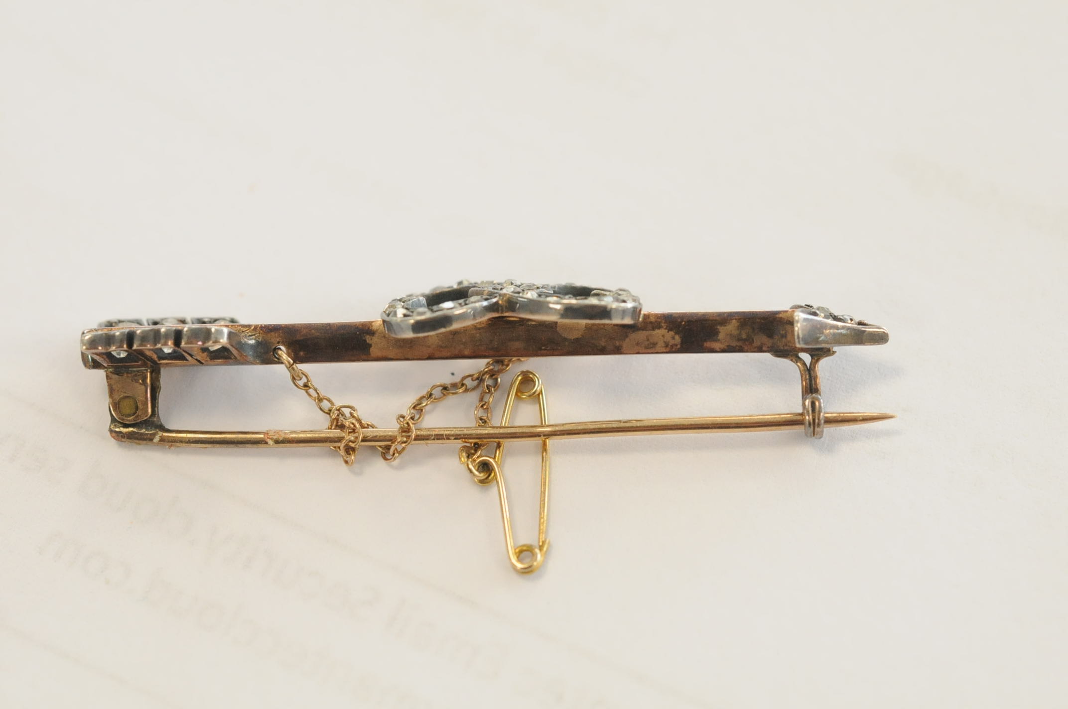An Edwardian diamond set gold sweetheart brooch, of arrow form, the shaft with entwined hearts - Image 3 of 6