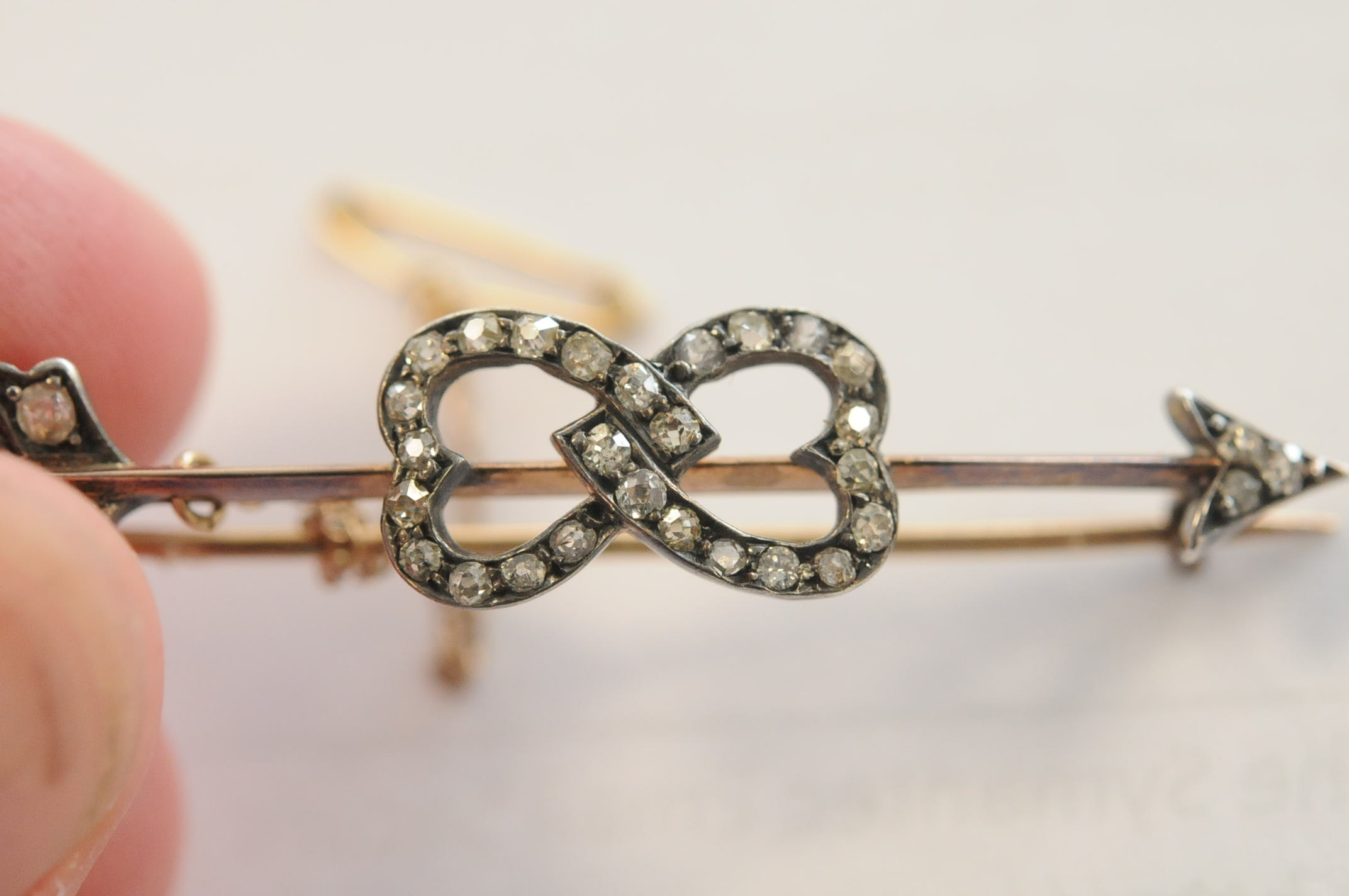 An Edwardian diamond set gold sweetheart brooch, of arrow form, the shaft with entwined hearts - Image 6 of 6