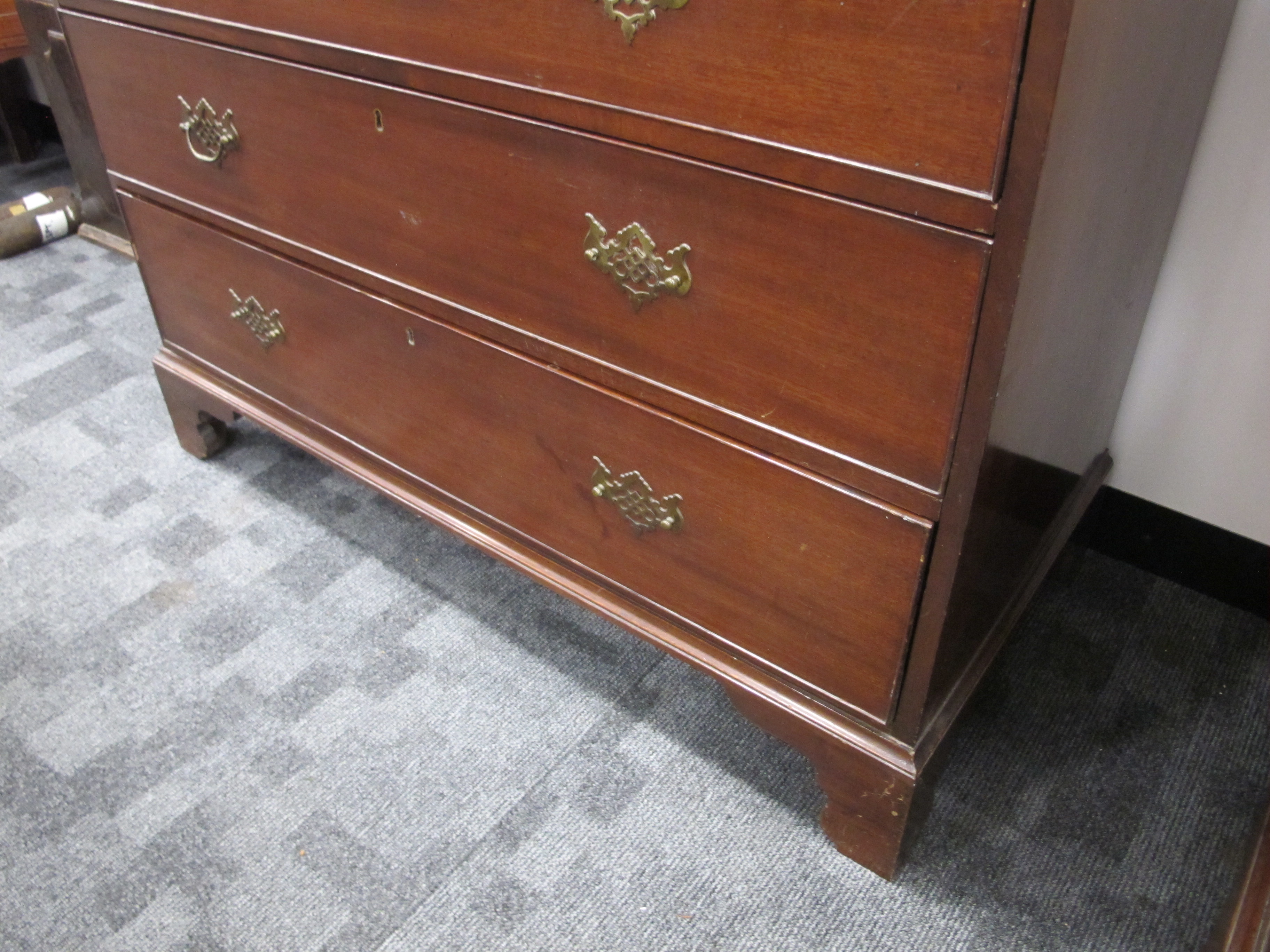 A Georgian mahogany chest of two short and three long graduate drawers, cross banded top, raised - Image 2 of 4