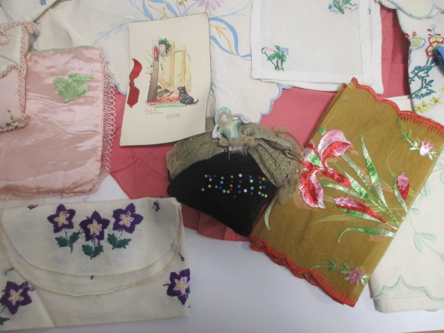 A collection of 1940s & 1950s textiles, including a velvet pyjama case, hand embroidered - Image 5 of 6