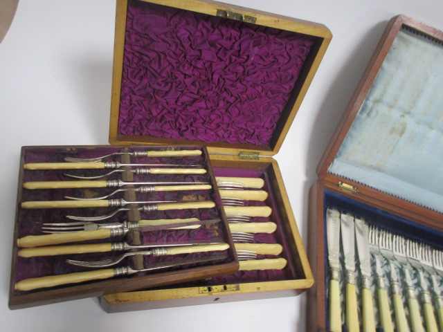 An Elkington hallmarked silver manicure set, together with three cases of silver plated flatware, an - Image 6 of 7