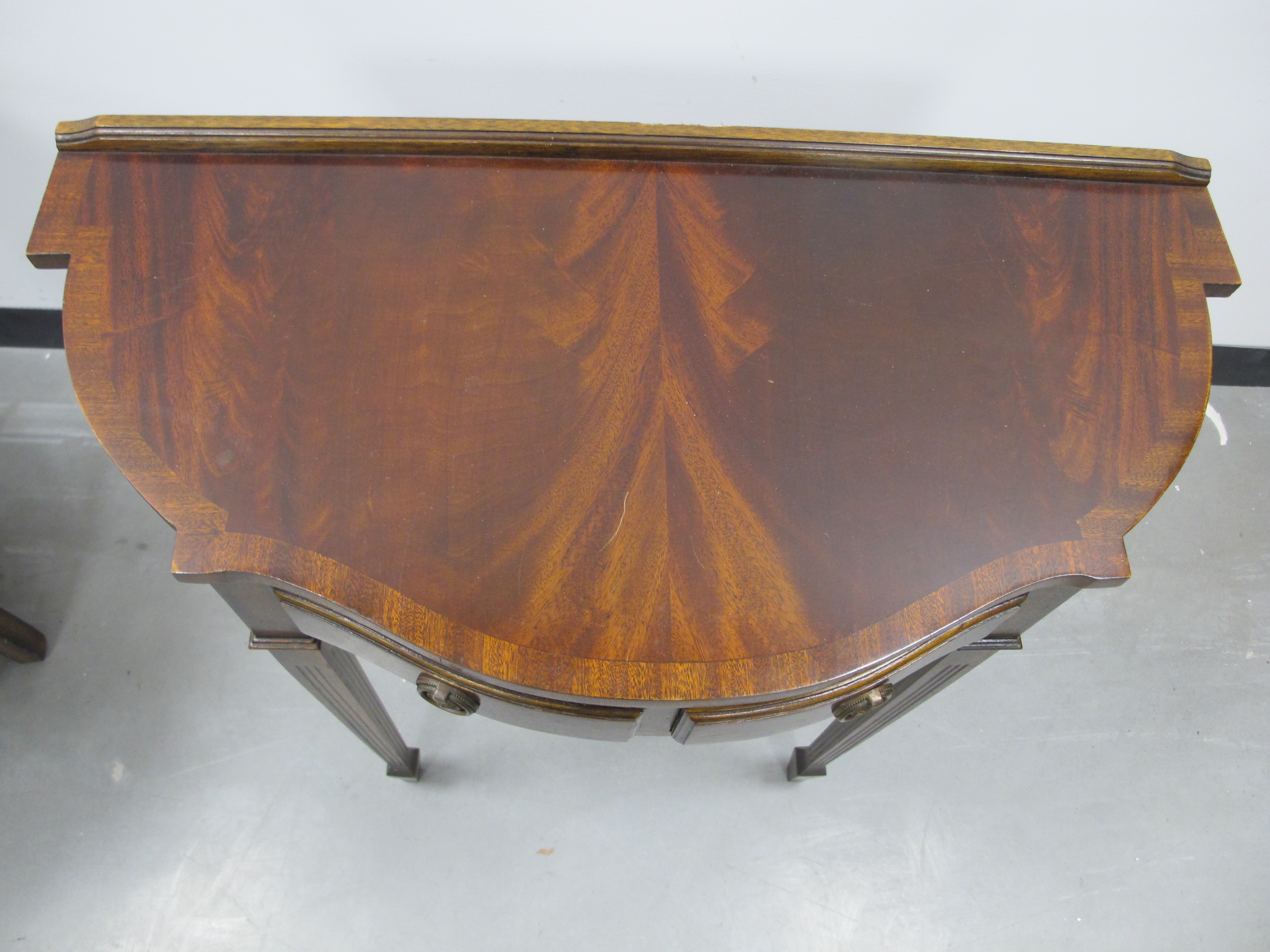 A contemporary mahogany and walnut two tier oval centre table, inlaid fan design to top and lower - Image 4 of 4