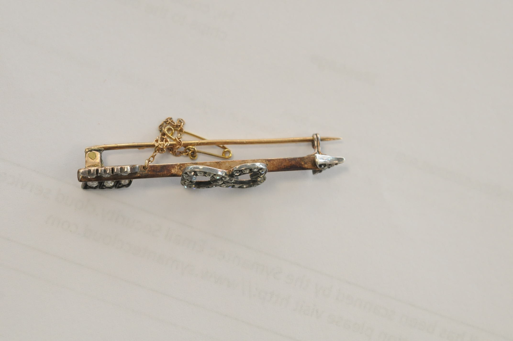 An Edwardian diamond set gold sweetheart brooch, of arrow form, the shaft with entwined hearts - Image 4 of 6