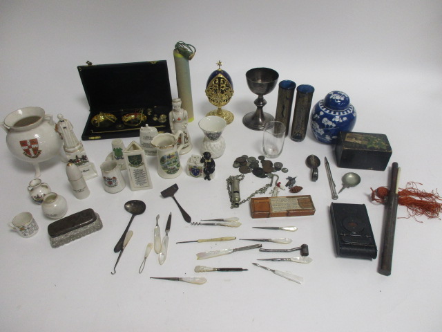 A mixed lot of collectables to include Crested China with Nurse Cavell the radio and military