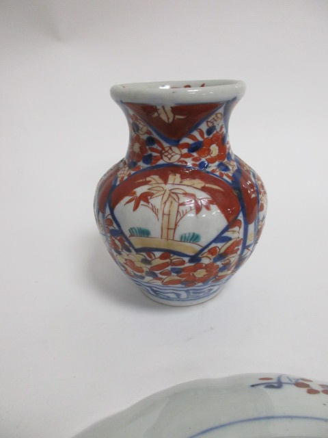 A small collection of Imari ware, to include a pair of dishes with central flying bird design, - Image 5 of 6