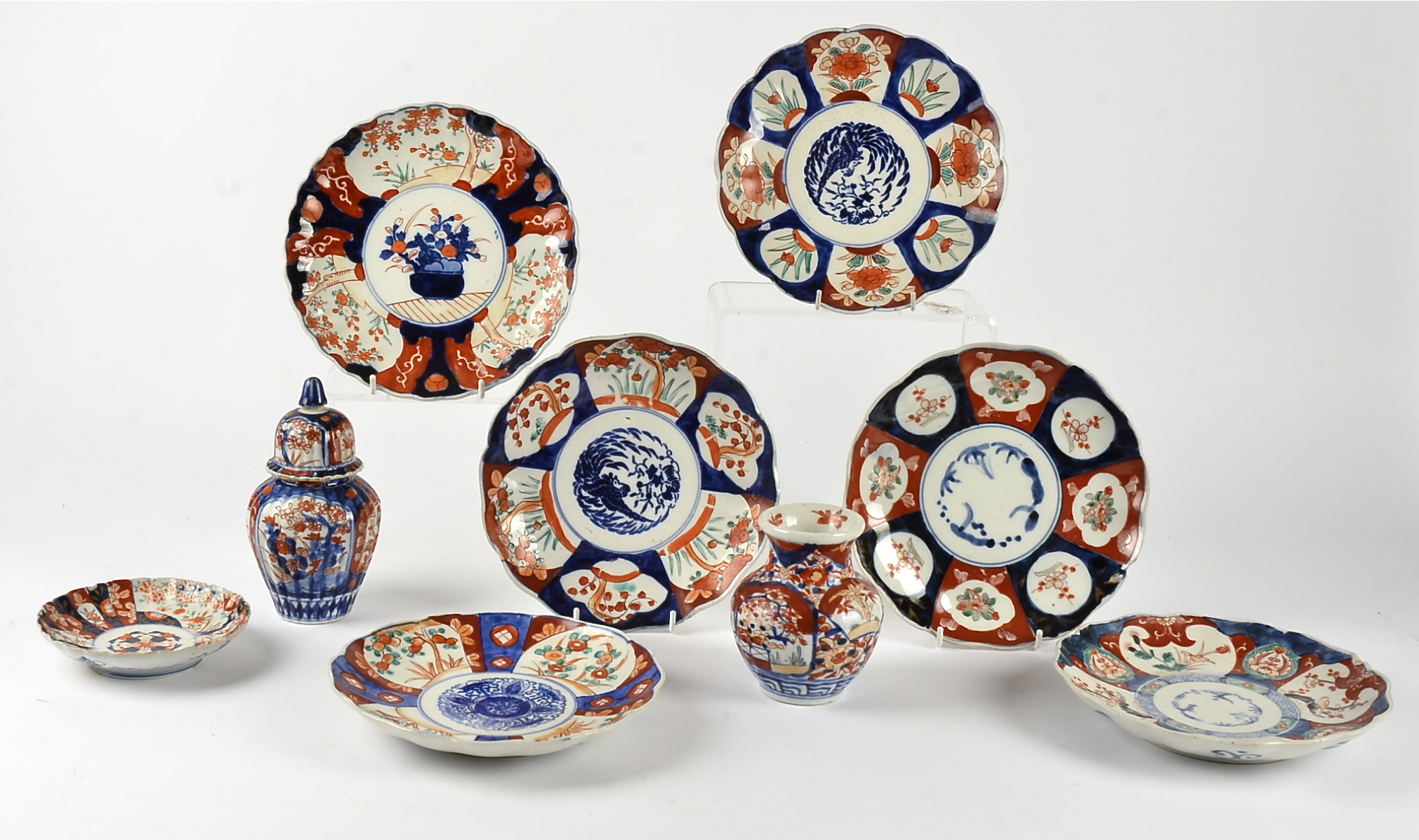 A small collection of Imari ware, to include a pair of dishes with central flying bird design, - Image 2 of 6