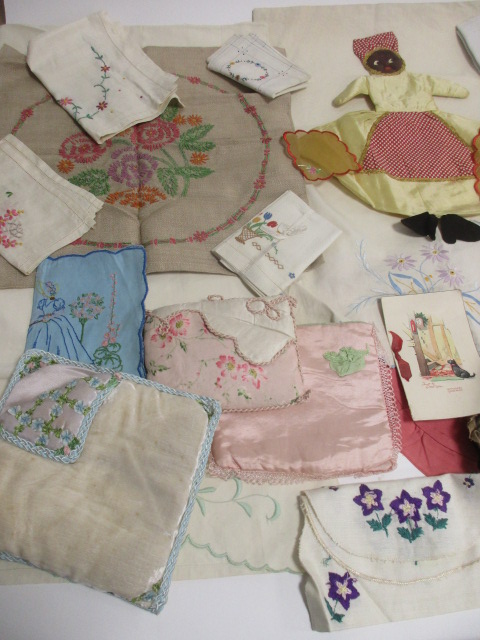 A collection of 1940s & 1950s textiles, including a velvet pyjama case, hand embroidered - Image 6 of 6