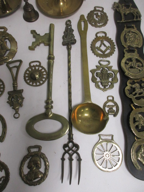 A novelty brass key, length 34cm, together with a quantity of other collectable brasswares including - Image 4 of 5