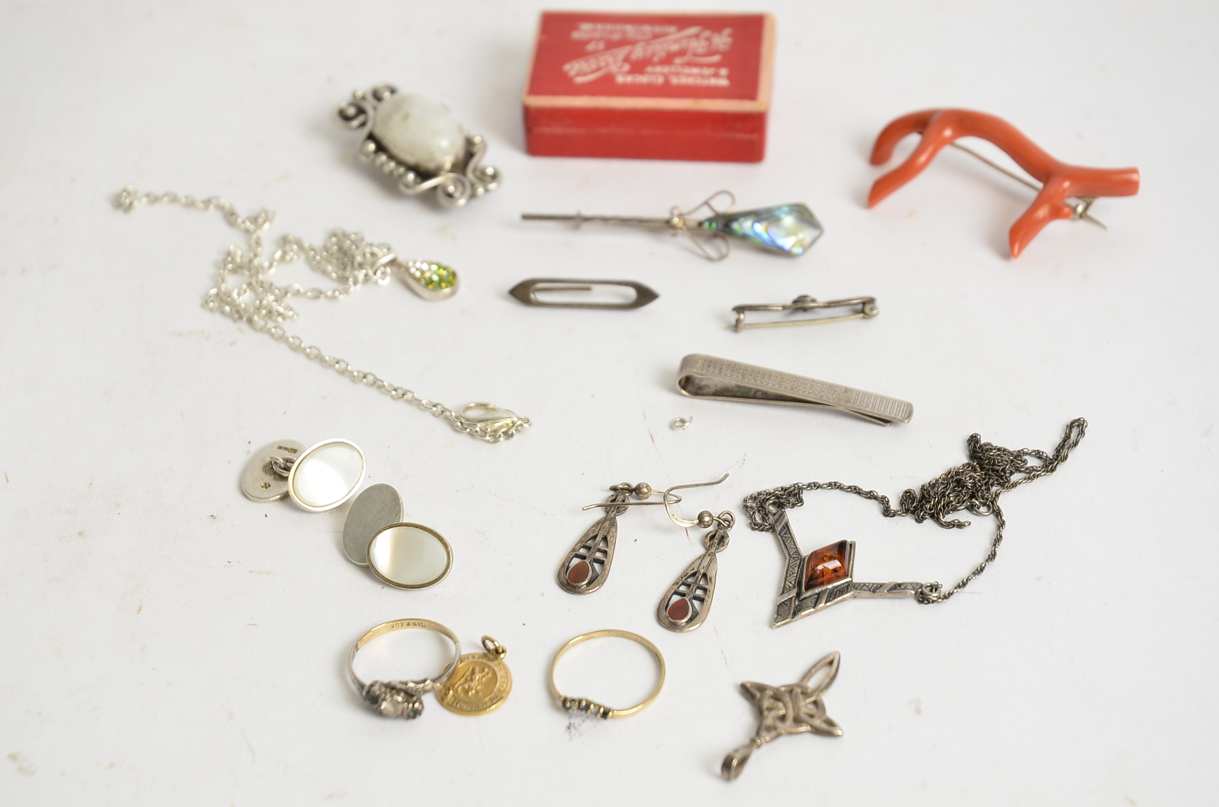 A small quantity of jewellery, to include gold and silver rings, pendants, brooches and clips (10+) - Image 2 of 2