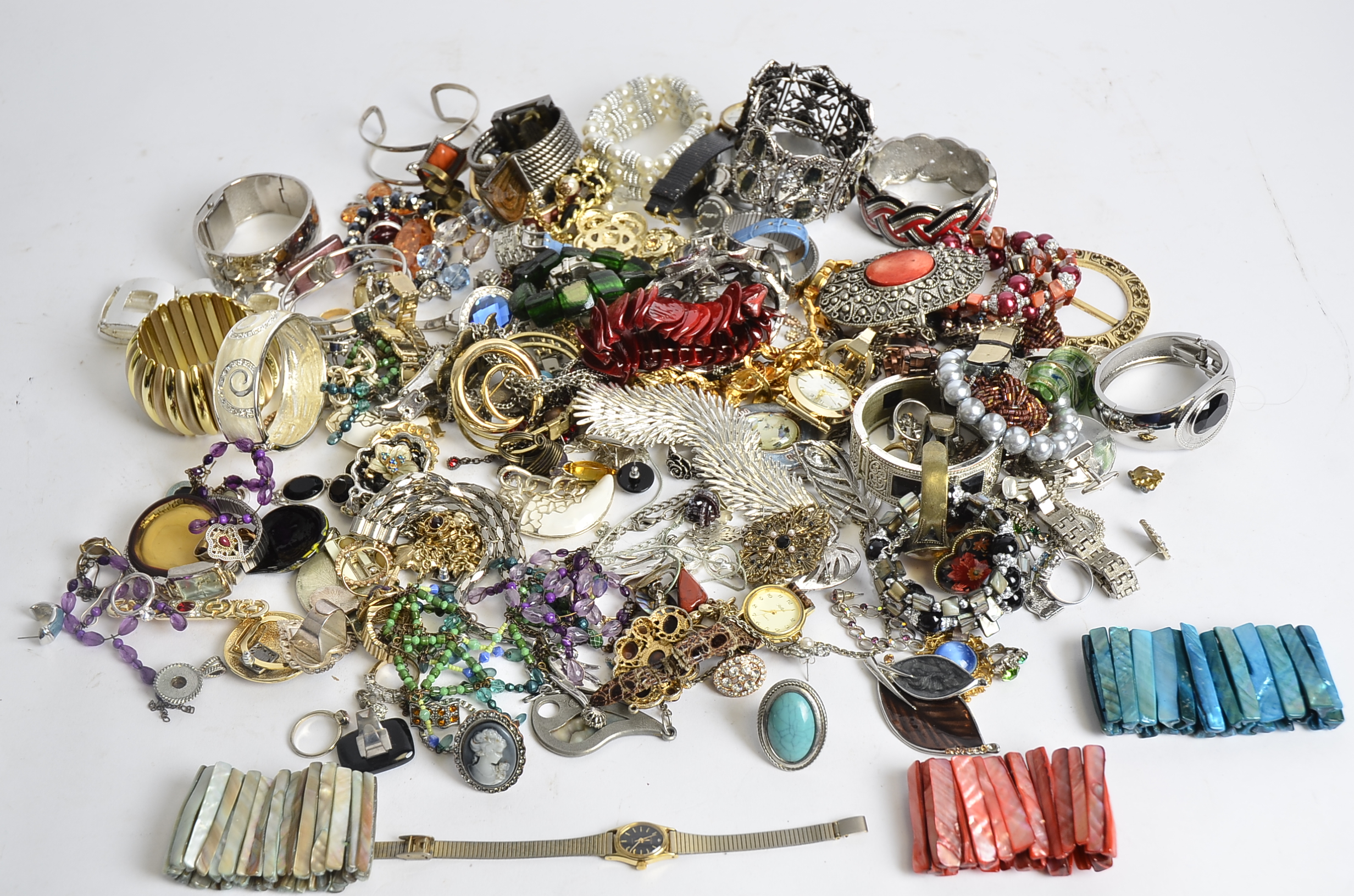 A quantity of costume jewellery, to include two coloured abalone style bangles, a cameo style ring - Image 2 of 2